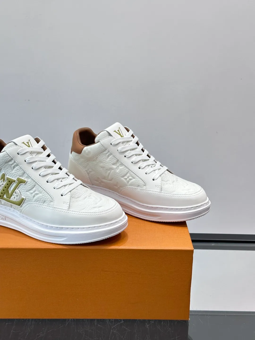 Men's shoes 💰p400 "＊OUIS ＊UITTO＊" Men's sports shoes, grained cow leather are low-key and recognizable. The rubber sole is thick and lightweight, the padded insole + technical lining make it super comfortable to wear! The main color with brown details is versatile and fashionable, and can be worn for daily leisure or business ~ LV embossing on the side of the shoe + brand logo on the sole, perfect details! size: 38-44 (45 customized)
